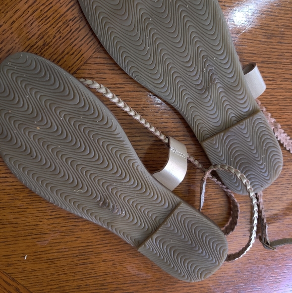 BC, 8.5, Cream colored sandals - Picture 6 of 8